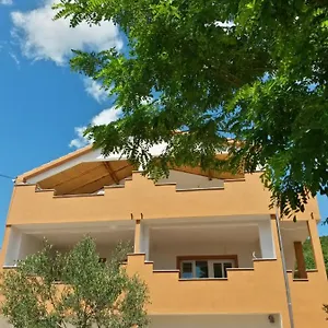 Apartament 4m, Gornji Karin